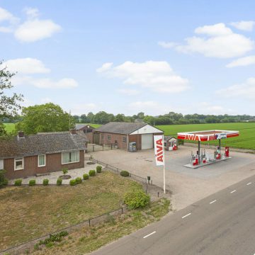 Te koop: bedrijfslocatie met bungalow, loodsen en verhuurd tankstation